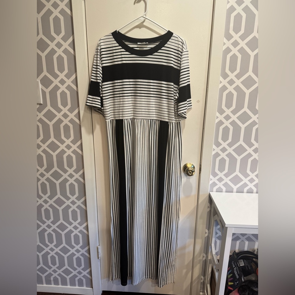 NWOT 1X Chic Soul Striped Black and White Maxi Dress